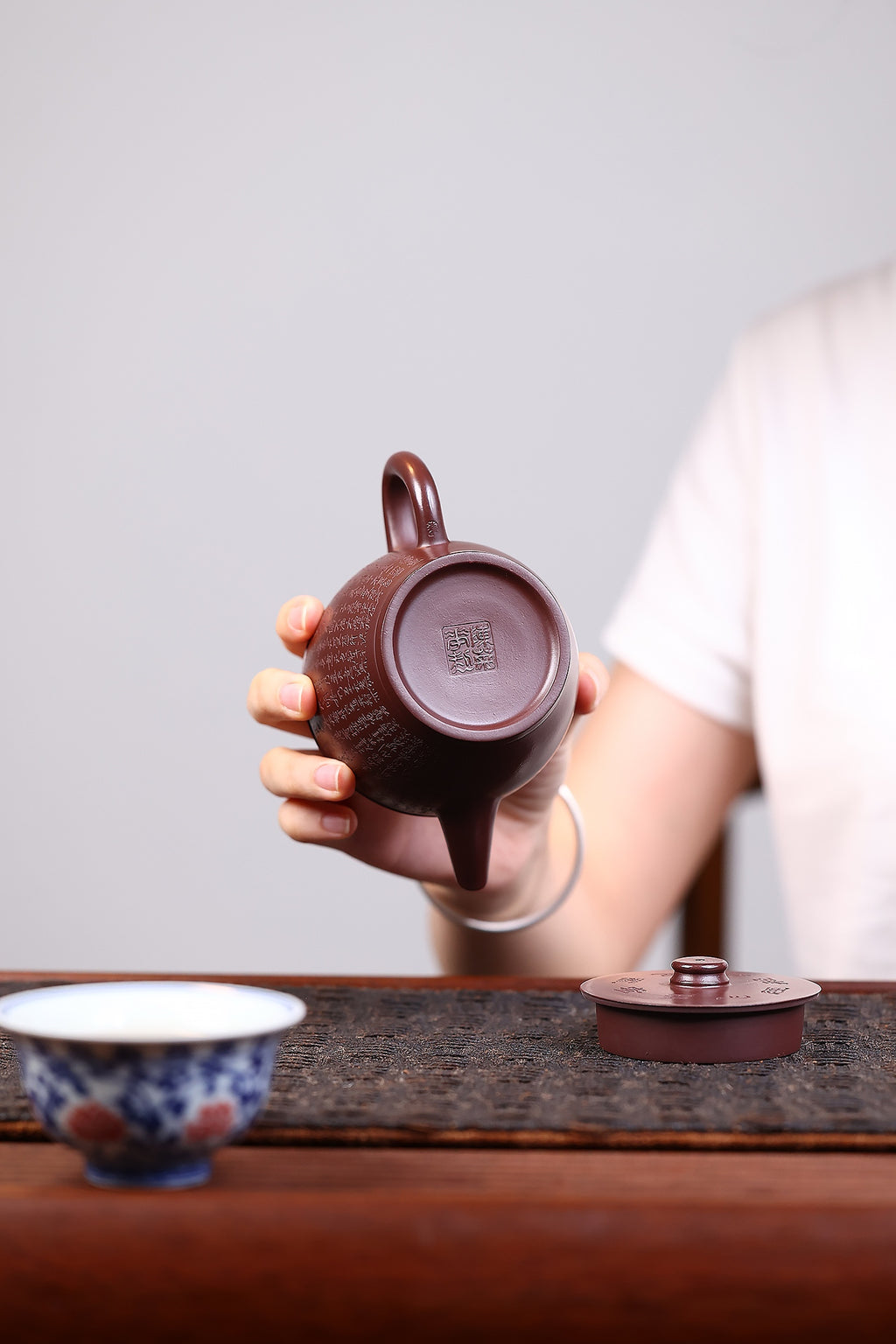 【瓦当】 泥料：紫朱泥 容量：200毫升 作者：陈菊华  此款瓦当壶，壶身筒形规整有力，轮廓简约古朴，取秦汉瓦当之端庄气韵