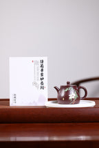 【天际】 泥料：紫朱泥 容量：180毫升 作者：陈菊华  此款天际壶，壶腹敦实饱满，向上渐收，壶身线条利落舒展，气韵挺拔端庄