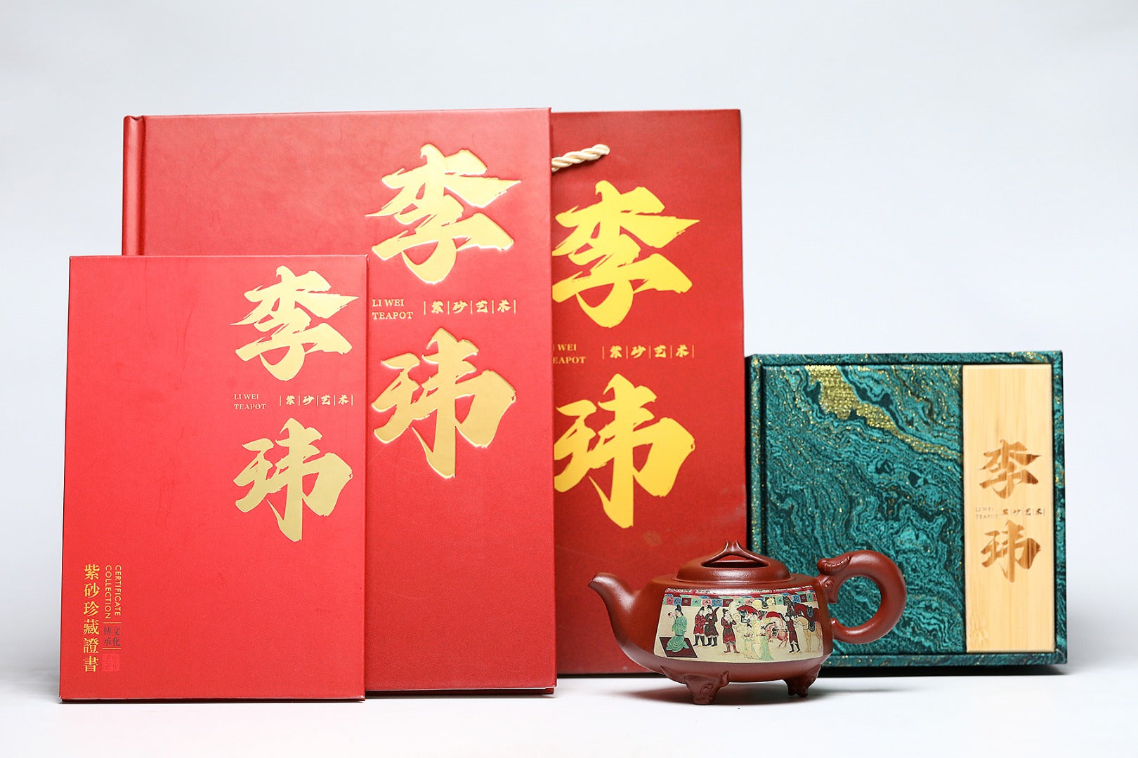 《牛气冲天》 作者简介：李玮 中国陶瓷设计艺术大师 江苏省陶瓷艺术大师 江苏省陶瓷艺术名人 正高级工艺美术师 作品简介：原矿家藏云雾沉香泥，240cc，菱形14孔出水