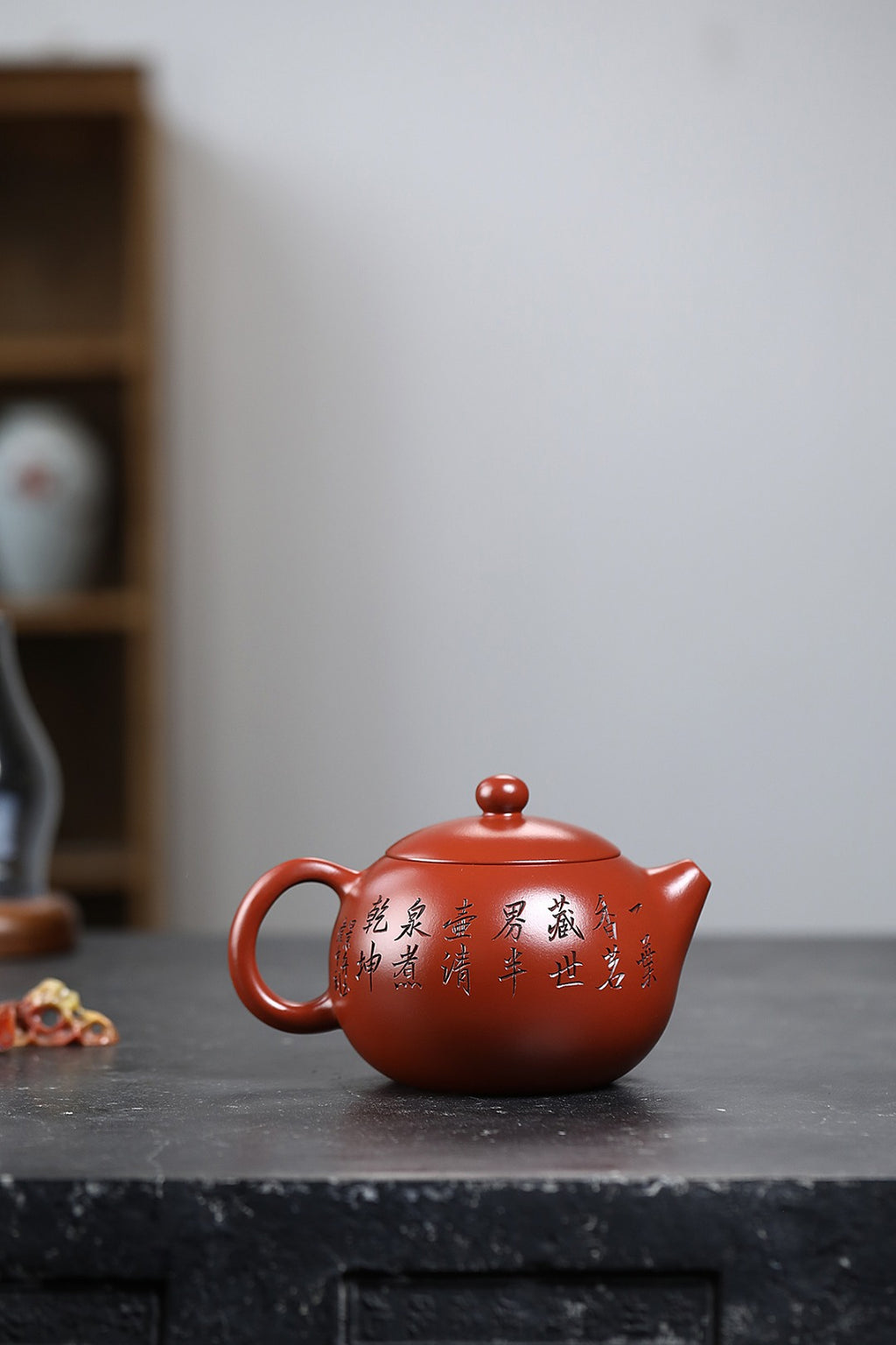 三工合作 正高佳作 《西施·翠羽锦屏》 王敏（正高级工艺美术师）装饰：李玮（江苏省陶瓷艺术大师）原矿90年景舟大红袍，670cc，菱形23孔出水