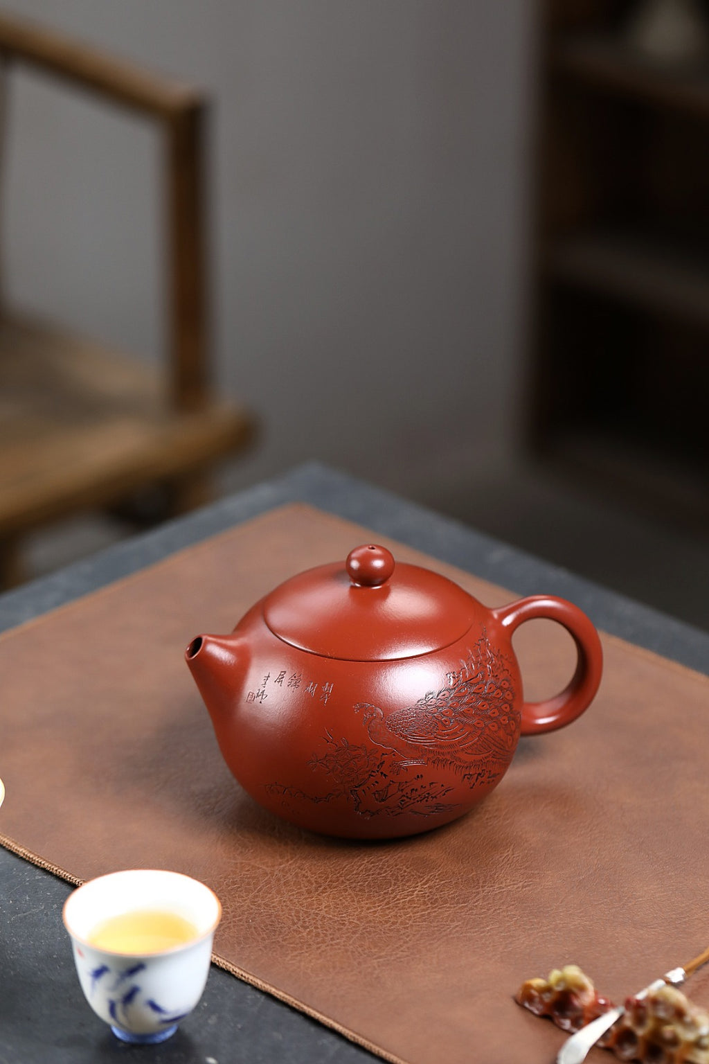 三工合作 正高佳作 《西施·翠羽锦屏》 王敏（正高级工艺美术师）装饰：李玮（江苏省陶瓷艺术大师）原矿90年景舟大红袍，670cc，菱形23孔出水