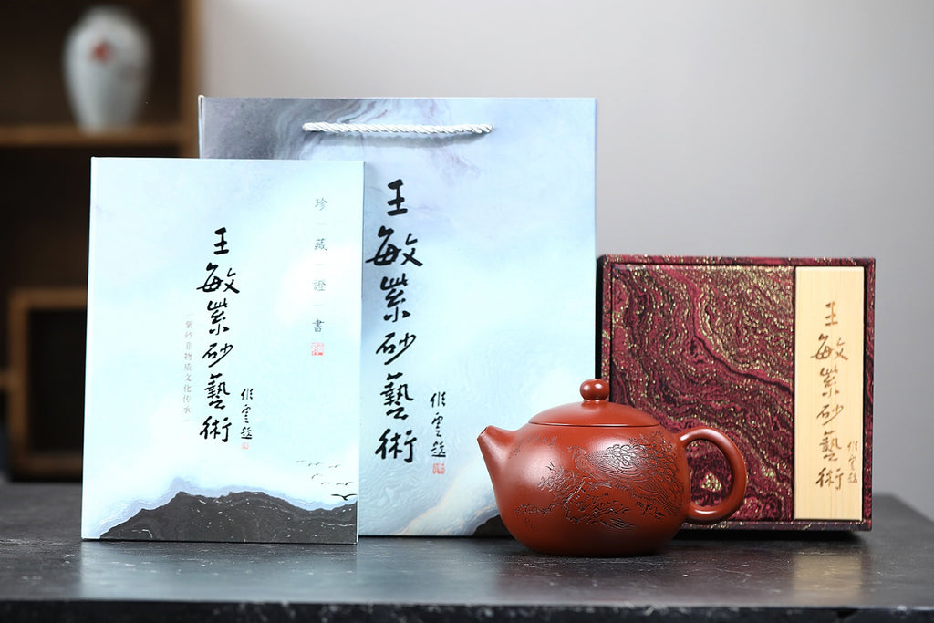 三工合作 正高佳作 《西施·翠羽锦屏》 王敏（正高级工艺美术师）装饰：李玮（江苏省陶瓷艺术大师）原矿90年景舟大红袍，670cc，菱形23孔出水