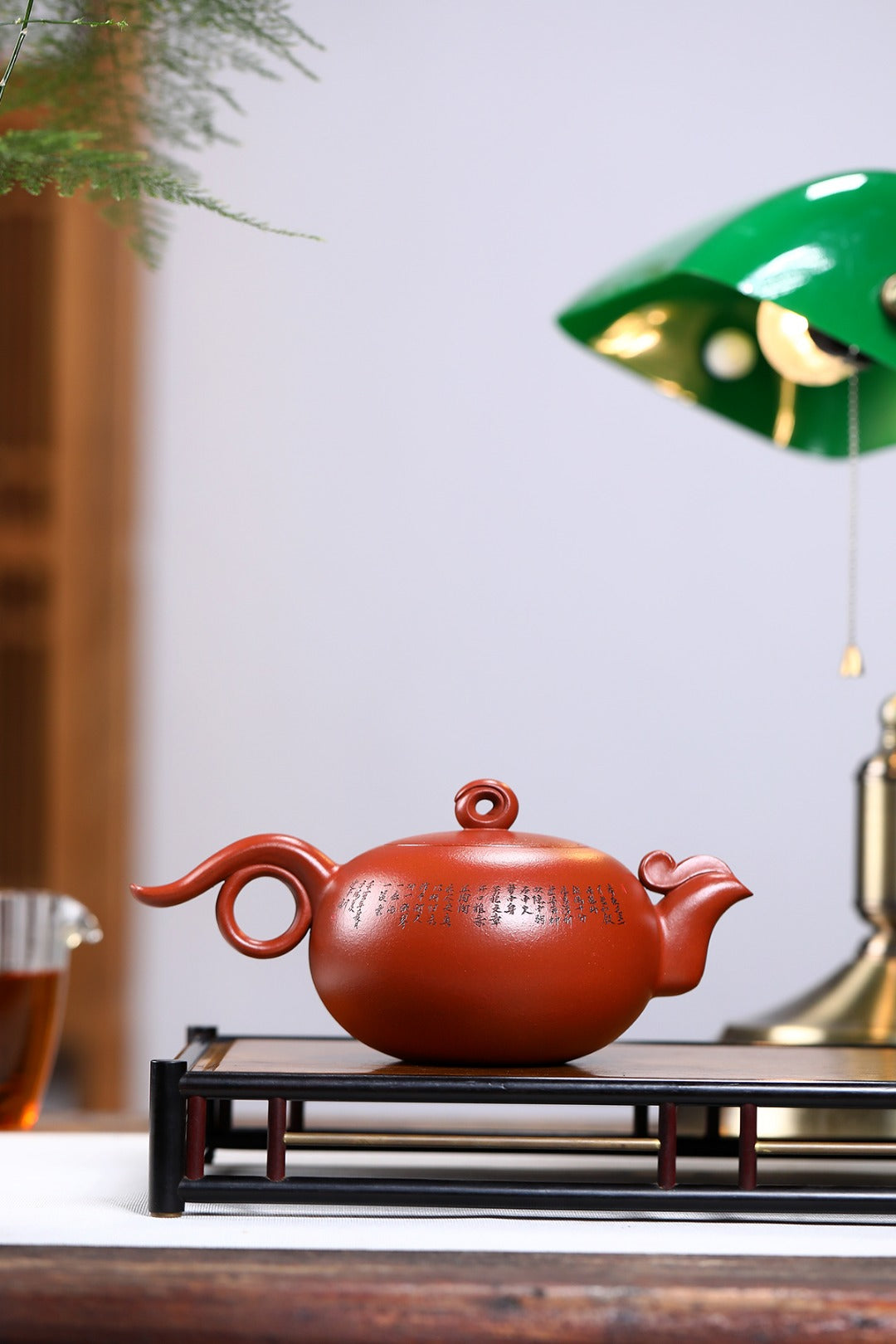 《凤鸣壶》 作者简介：高建中 研究员级高级工艺美术师&nbsp; 正高级工艺美术师 正高级乡村振兴技艺师 作品简介：原矿极品红皮龙，500cc，并列14孔出水