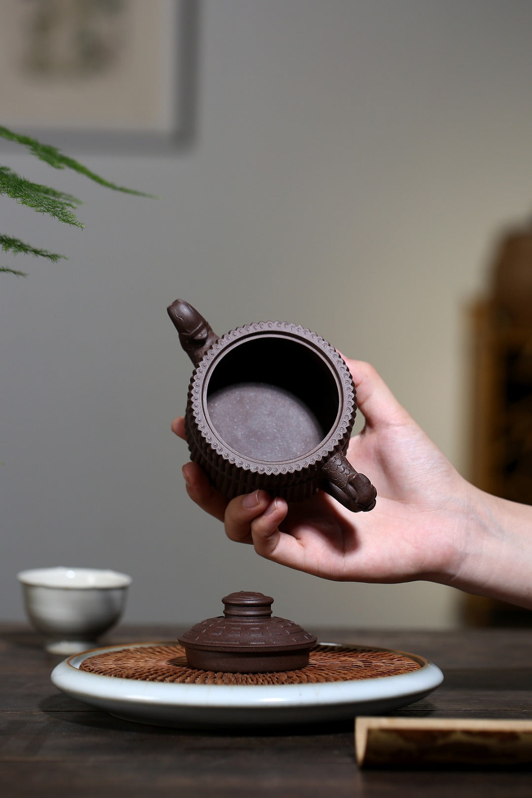 《龙头八卦一捆竹》 国家级工艺美术师 鲍玉华 原矿家藏老紫泥，180cc。 ~纵观此壶，有龙有竹，有卦有图，深富中华文化之内涵