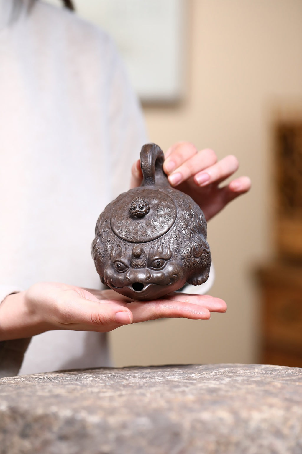 《火焰金蟾》 徐孝奎 1935年生人，92岁紫砂元老，从业77年！ 原矿家藏老古铜泥，280cc，菱形25孔出水