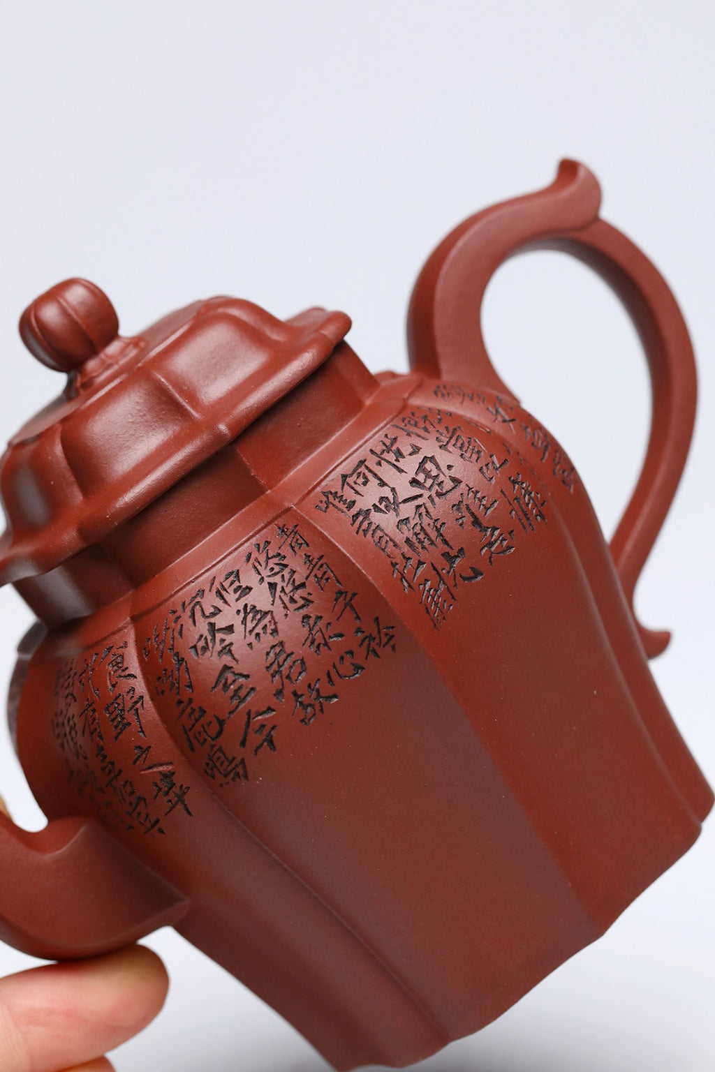 《对酒当歌》 作者简介：李玮 中国陶瓷设计艺术大师 江苏省陶瓷艺术大师 江苏省陶瓷艺术名人 正高级工艺美术师 作品简介：陈腐50年四号井底槽清，290cc，并列10孔出水