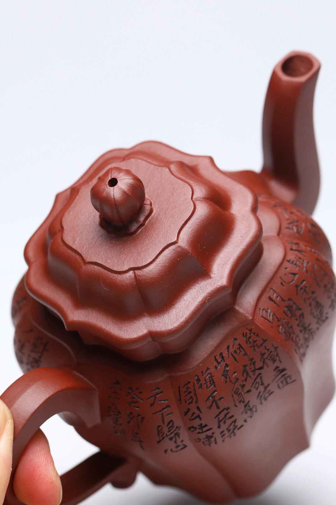 《对酒当歌》 作者简介：李玮 中国陶瓷设计艺术大师 江苏省陶瓷艺术大师 江苏省陶瓷艺术名人 正高级工艺美术师 作品简介：陈腐50年四号井底槽清，290cc，并列10孔出水