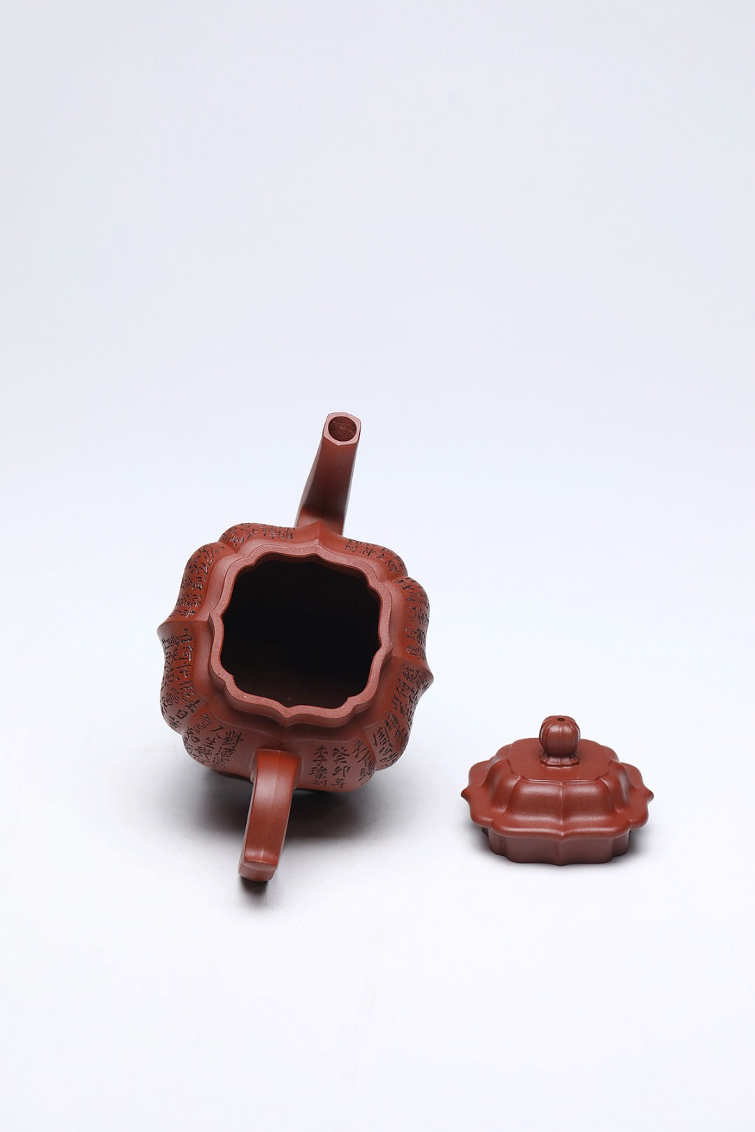 《对酒当歌》 作者简介：李玮 中国陶瓷设计艺术大师 江苏省陶瓷艺术大师 江苏省陶瓷艺术名人 正高级工艺美术师 作品简介：陈腐50年四号井底槽清，290cc，并列10孔出水