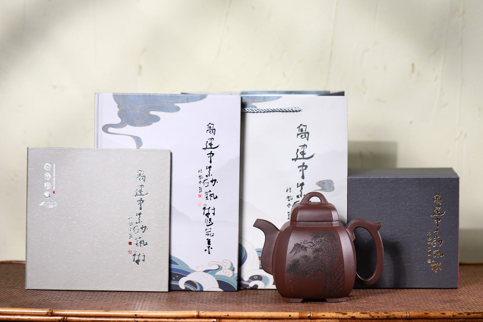 《福临八方》 作者简介：高建中 研究员级高级工艺美术师&nbsp; 正高级工艺美术师 正高级乡村振兴技艺师 作品简介：原矿老紫泥，1000cc，并列30孔出水