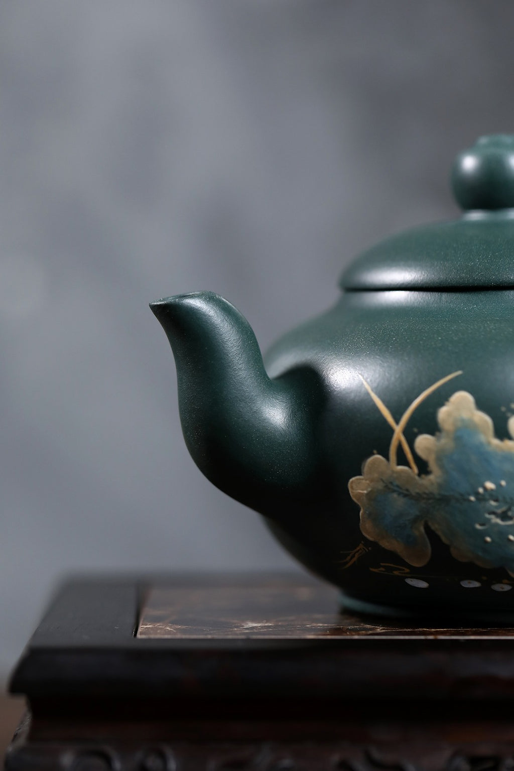 高工佳作！！ 《扁樱》 国家级高级工艺美术师 蒋亚平 原矿墨绿泥，400cc，菱形9孔出水。 ~此壶底蕴深沉，色泽古雅，沉稳肃穆
