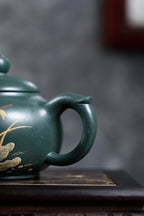 高工佳作！！ 《扁樱》 国家级高级工艺美术师 蒋亚平 原矿墨绿泥，400cc，菱形9孔出水。 ~此壶底蕴深沉，色泽古雅，沉稳肃穆