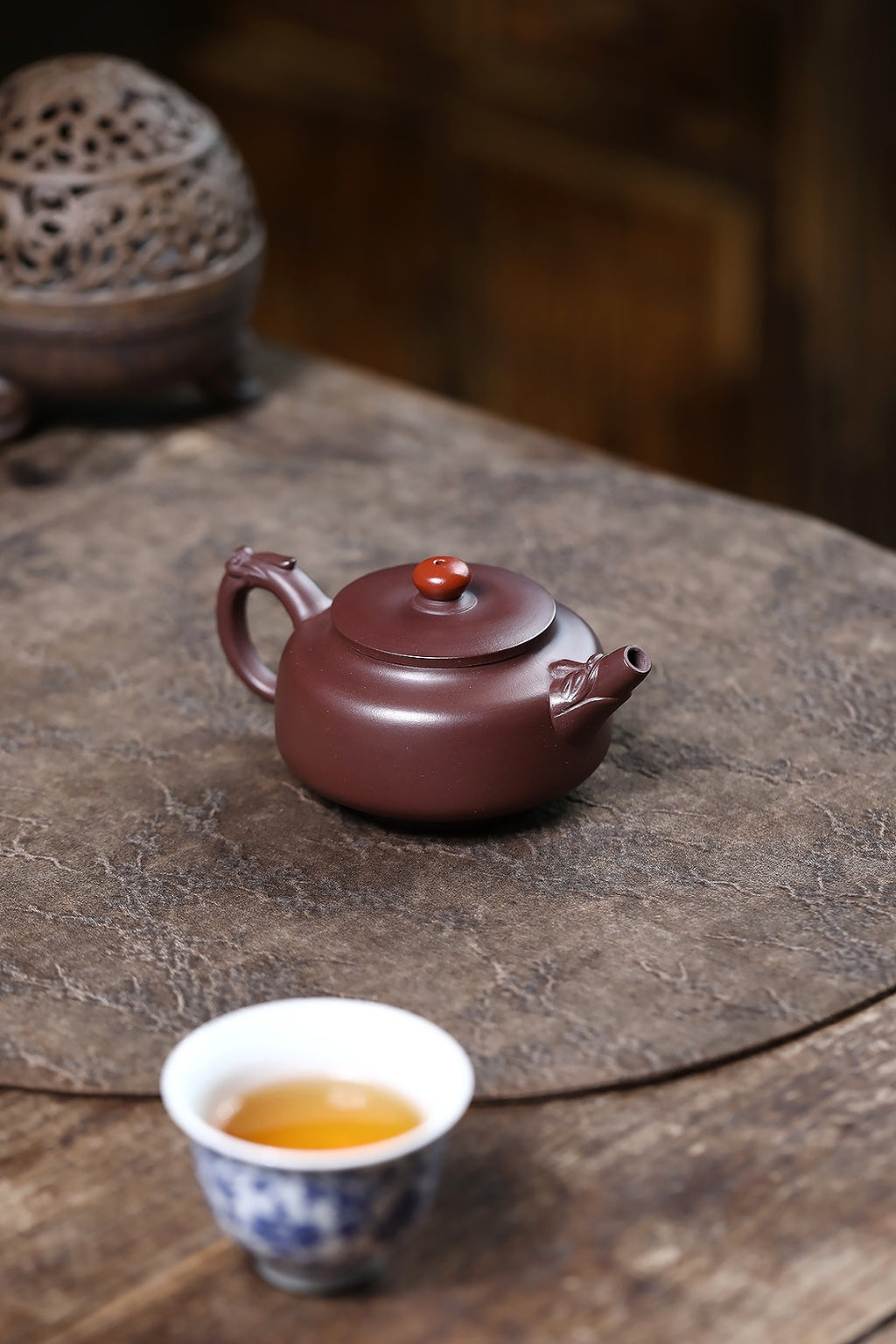 《祥龙周盘》 国家级工艺美术师 鲍玉华 原矿老紫泥，240cc，菱形9孔出水。 ~此壶壶平盖压口，扁珠壶钮，直流嘴修长而出