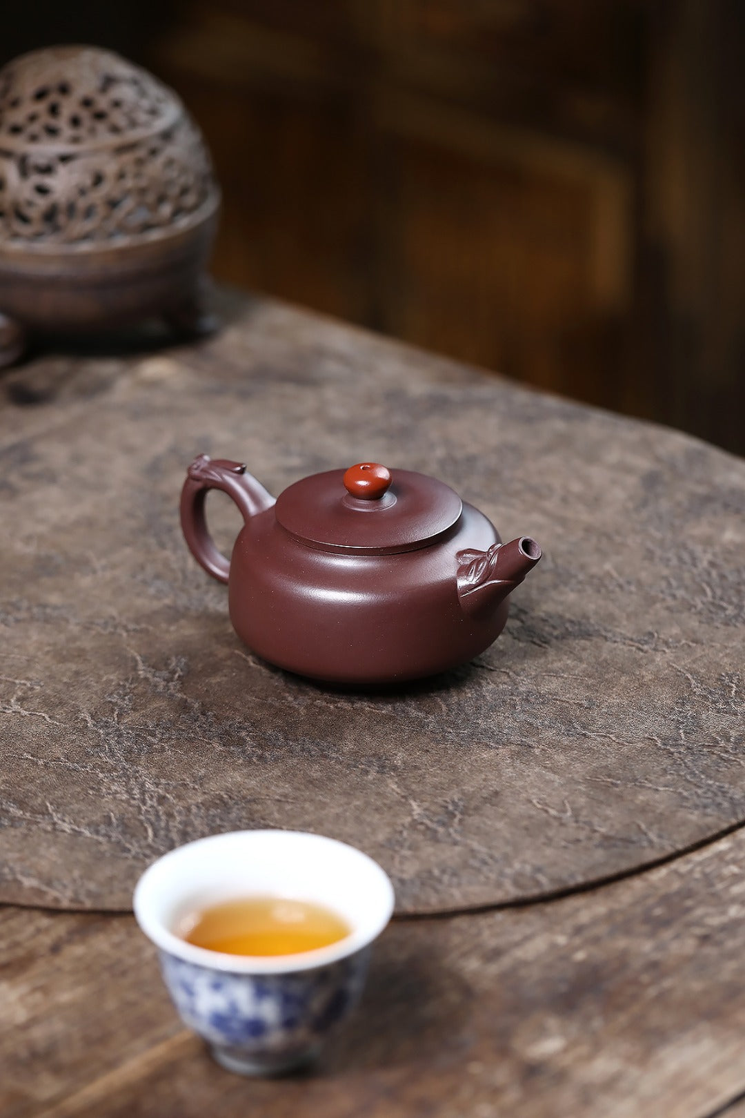 《祥龙周盘》 国家级工艺美术师 鲍玉华 原矿老紫泥，240cc，菱形9孔出水。 ~此壶壶平盖压口，扁珠壶钮，直流嘴修长而出