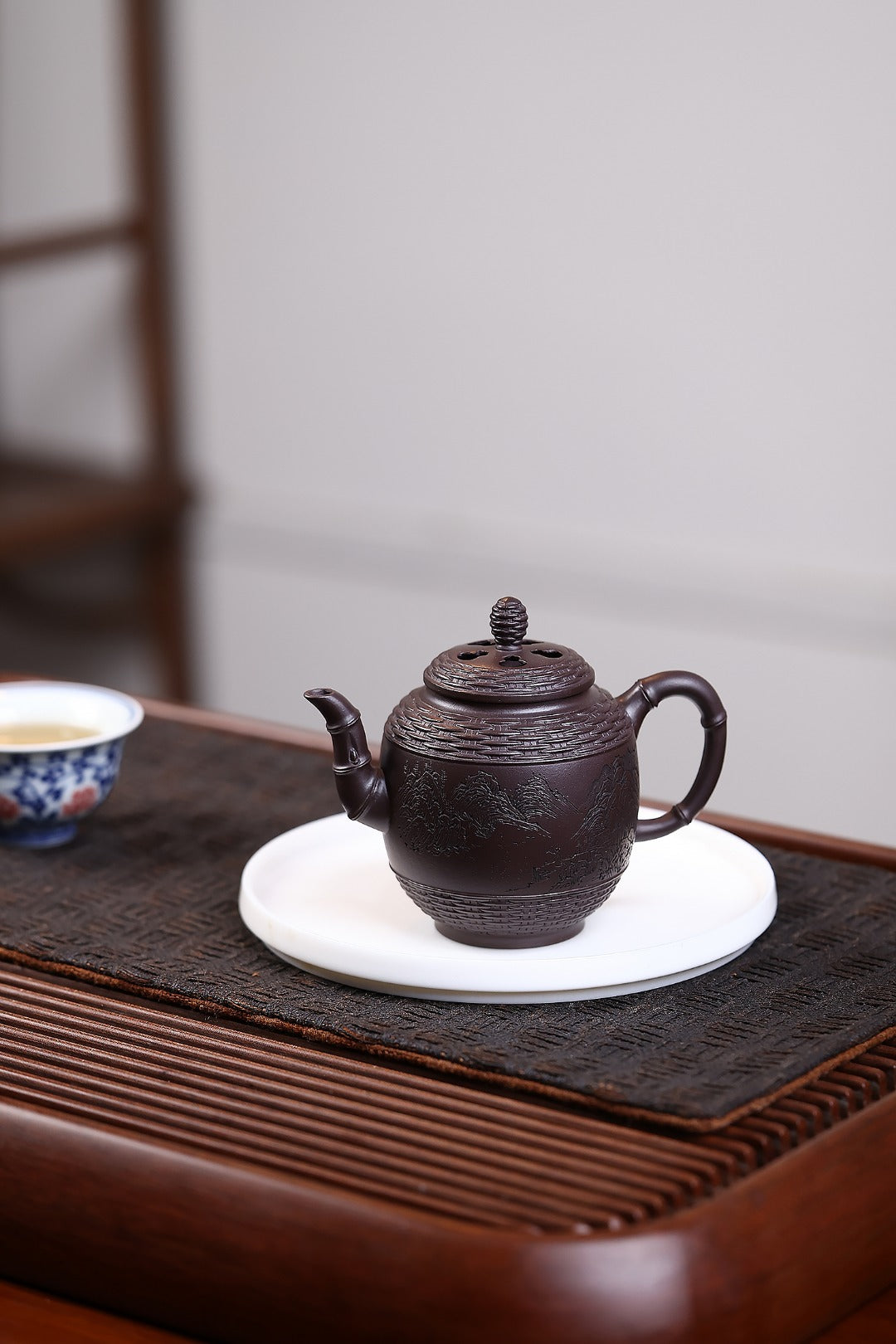 《竹编宫灯》 国家级工艺美术师 鲍玉华 装饰：李玮（江苏省陶瓷艺术大师，正高）原矿家藏深井紫泥，300cc，菱形14孔出水