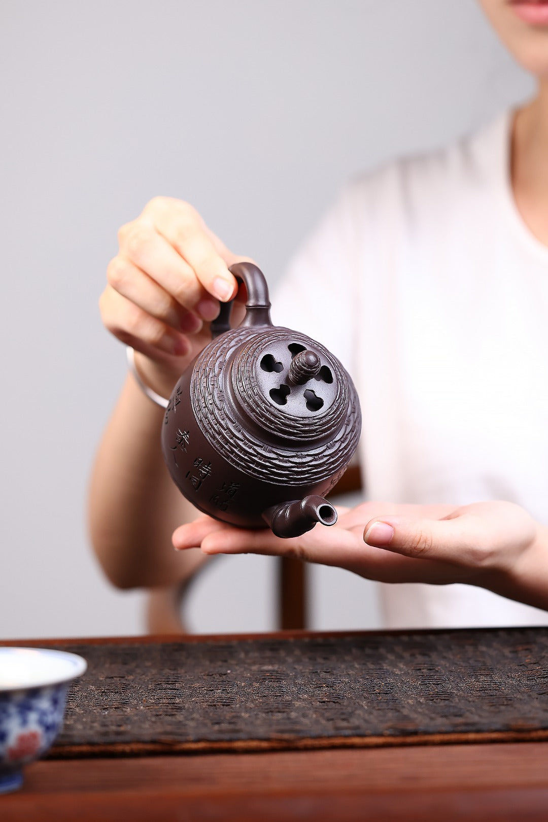 《竹编宫灯》 国家级工艺美术师 鲍玉华 装饰：李玮（江苏省陶瓷艺术大师，正高）原矿家藏深井紫泥，300cc，菱形14孔出水
