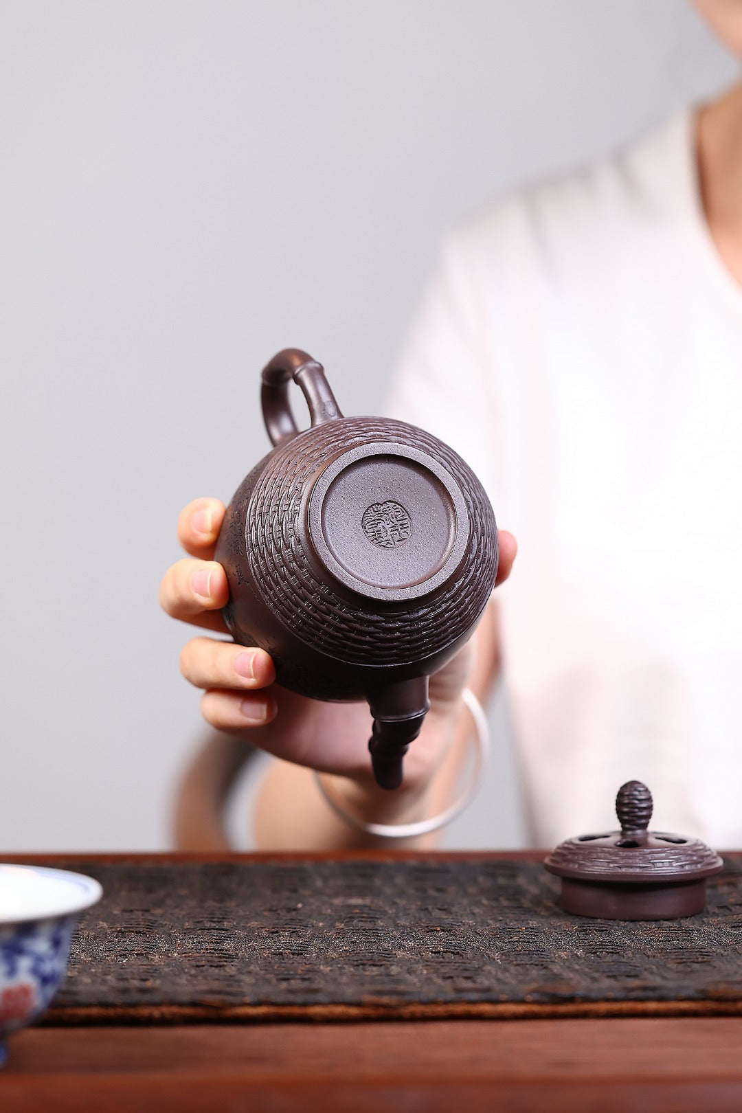 《竹编宫灯》 国家级工艺美术师 鲍玉华 装饰：李玮（江苏省陶瓷艺术大师，正高）原矿家藏深井紫泥，300cc，菱形14孔出水