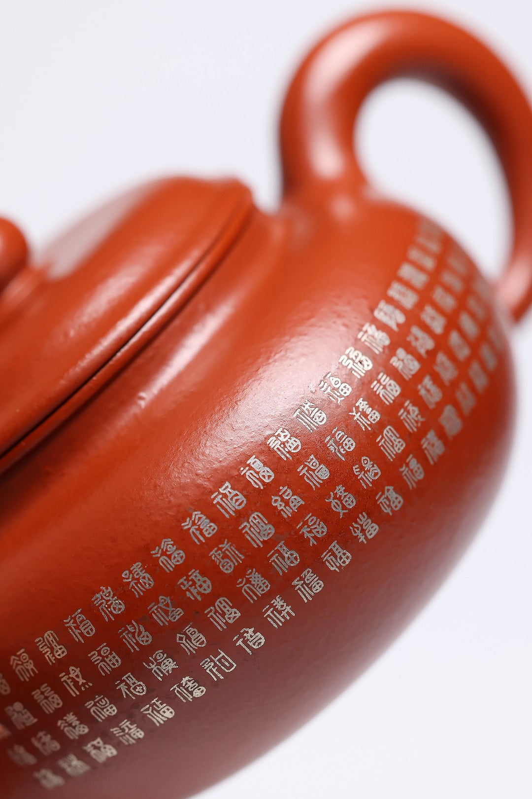 《百福百寿仿古》 作者简介：李玮 中国陶瓷设计艺术大师 江苏省陶瓷艺术大师 江苏省陶瓷艺术名人 正高级工艺美术师 作品简介：原矿宝山龙头矿区大红袍，420cc，菱形14孔出水