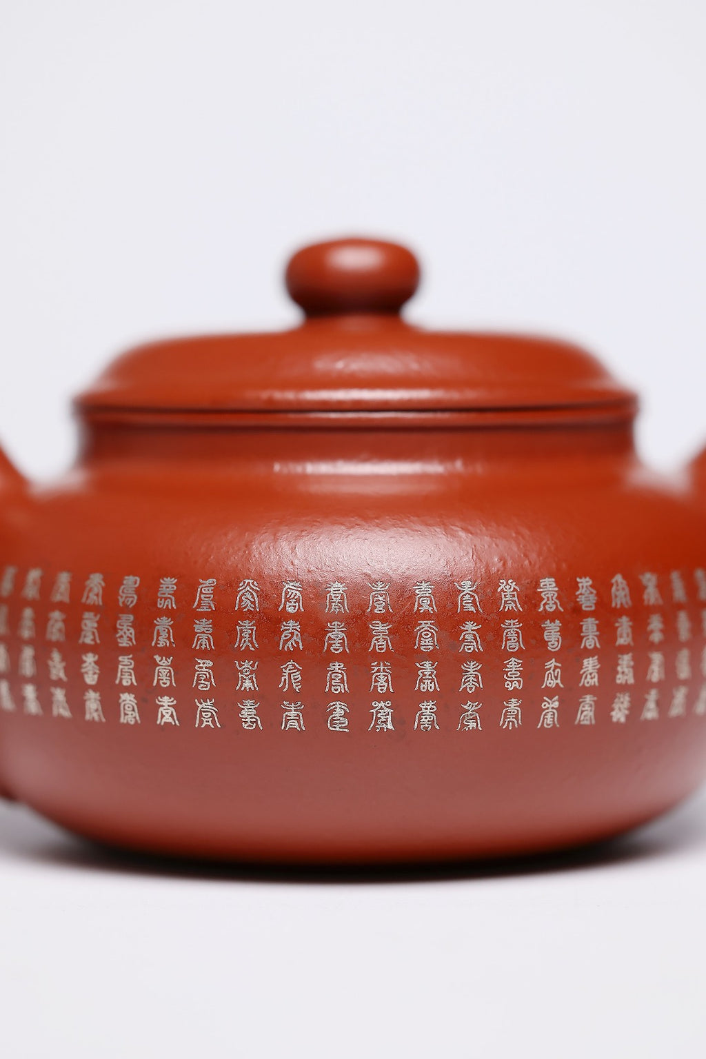 《百福百寿仿古》 作者简介：李玮 中国陶瓷设计艺术大师 江苏省陶瓷艺术大师 江苏省陶瓷艺术名人 正高级工艺美术师 作品简介：原矿宝山龙头矿区大红袍，420cc，菱形14孔出水