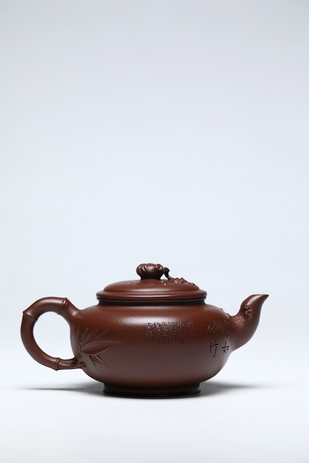《松竹报春》 作者简介：李玮 中国陶瓷设计艺术大师 江苏省陶瓷艺术大师 江苏省陶瓷艺术名人 正高级工艺美术师 作品简介：原矿一厂深井极品老紫泥，500cc，菱形14孔出水。