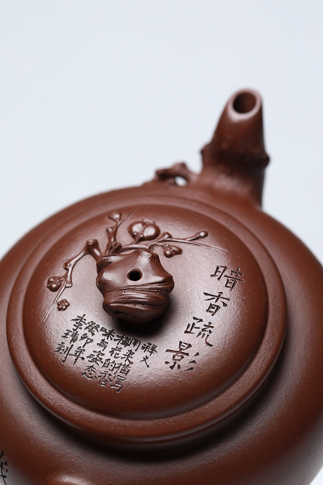 《松竹报春》 作者简介：李玮 中国陶瓷设计艺术大师 江苏省陶瓷艺术大师 江苏省陶瓷艺术名人 正高级工艺美术师 作品简介：原矿一厂深井极品老紫泥，500cc，菱形14孔出水。