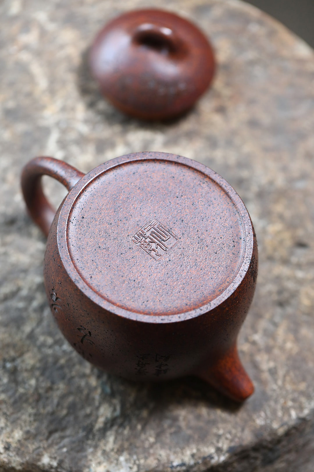《秦权》 王敏（正高级工艺美术师）装饰：李玮（江苏省陶瓷艺术大师，正高）黄龙山红皮龙古法柴火烧，430cc，菱形14孔出水