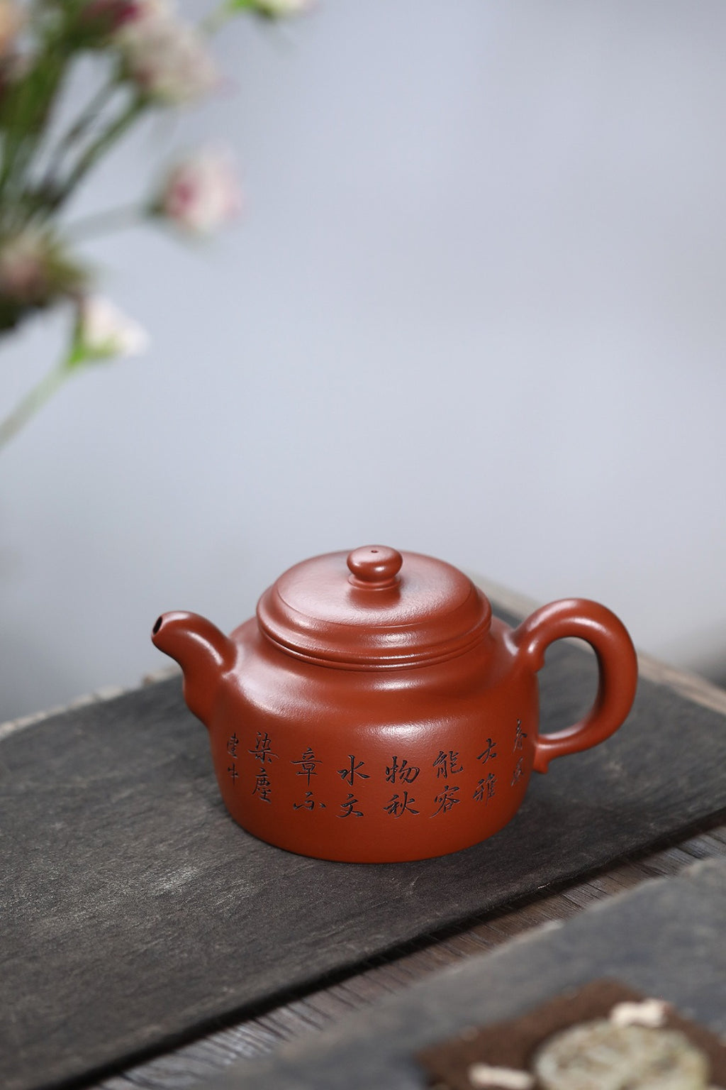 《大蕴德钟》 【作者简介】高建中 研究员级高级工艺美术师 正高级工艺美术师 正高级乡村振兴技艺师 【作品简介】原矿玉脂砂，750cc，并列101孔出水