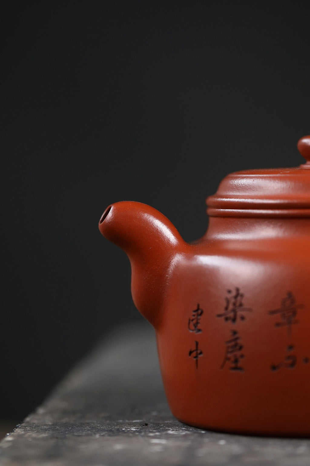 《大蕴德钟》 【作者简介】高建中 研究员级高级工艺美术师 正高级工艺美术师 正高级乡村振兴技艺师 【作品简介】原矿玉脂砂，750cc，并列101孔出水