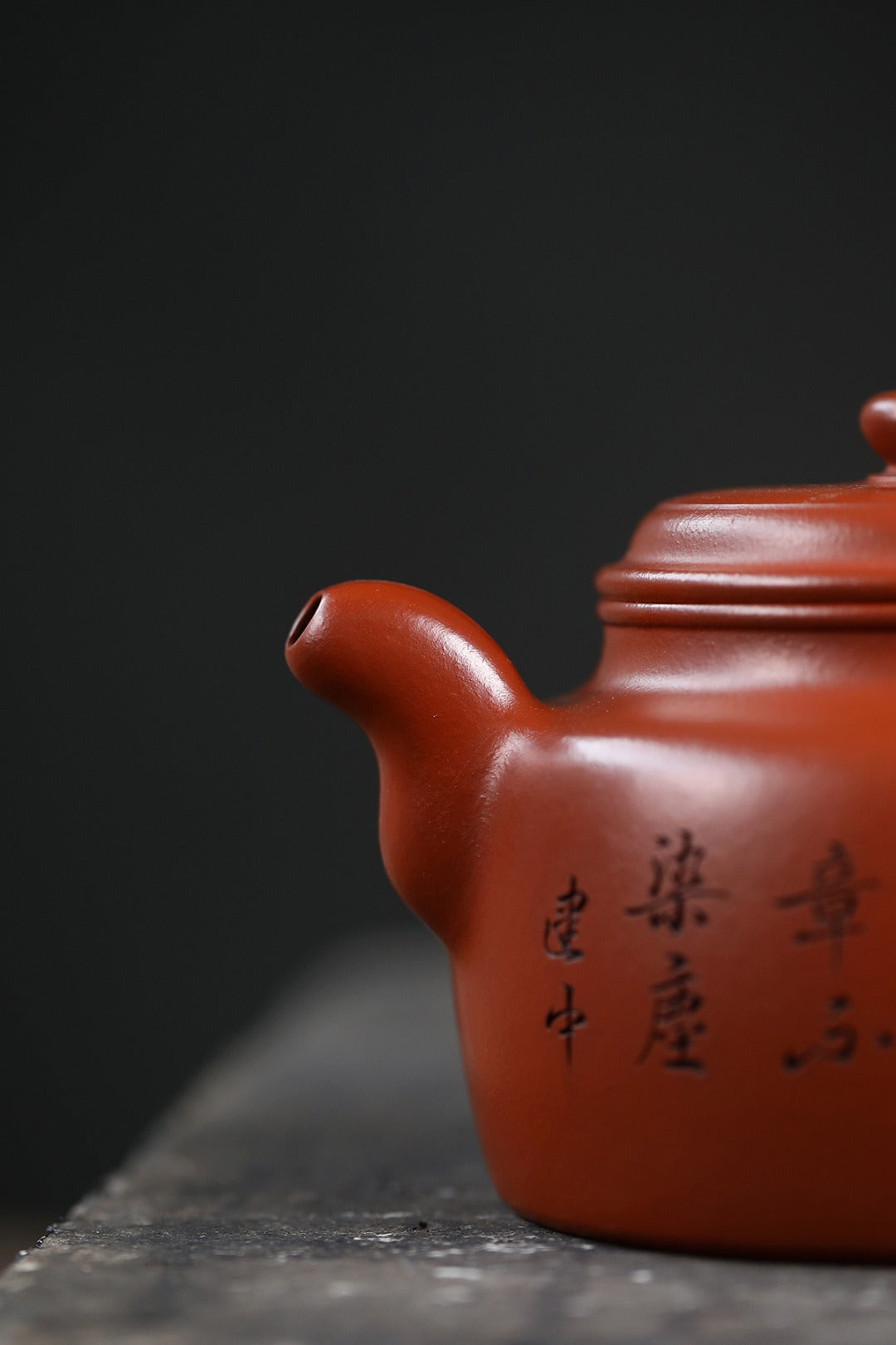 《大蕴德钟》 【作者简介】高建中 研究员级高级工艺美术师 正高级工艺美术师 正高级乡村振兴技艺师 【作品简介】原矿玉脂砂，750cc，并列101孔出水
