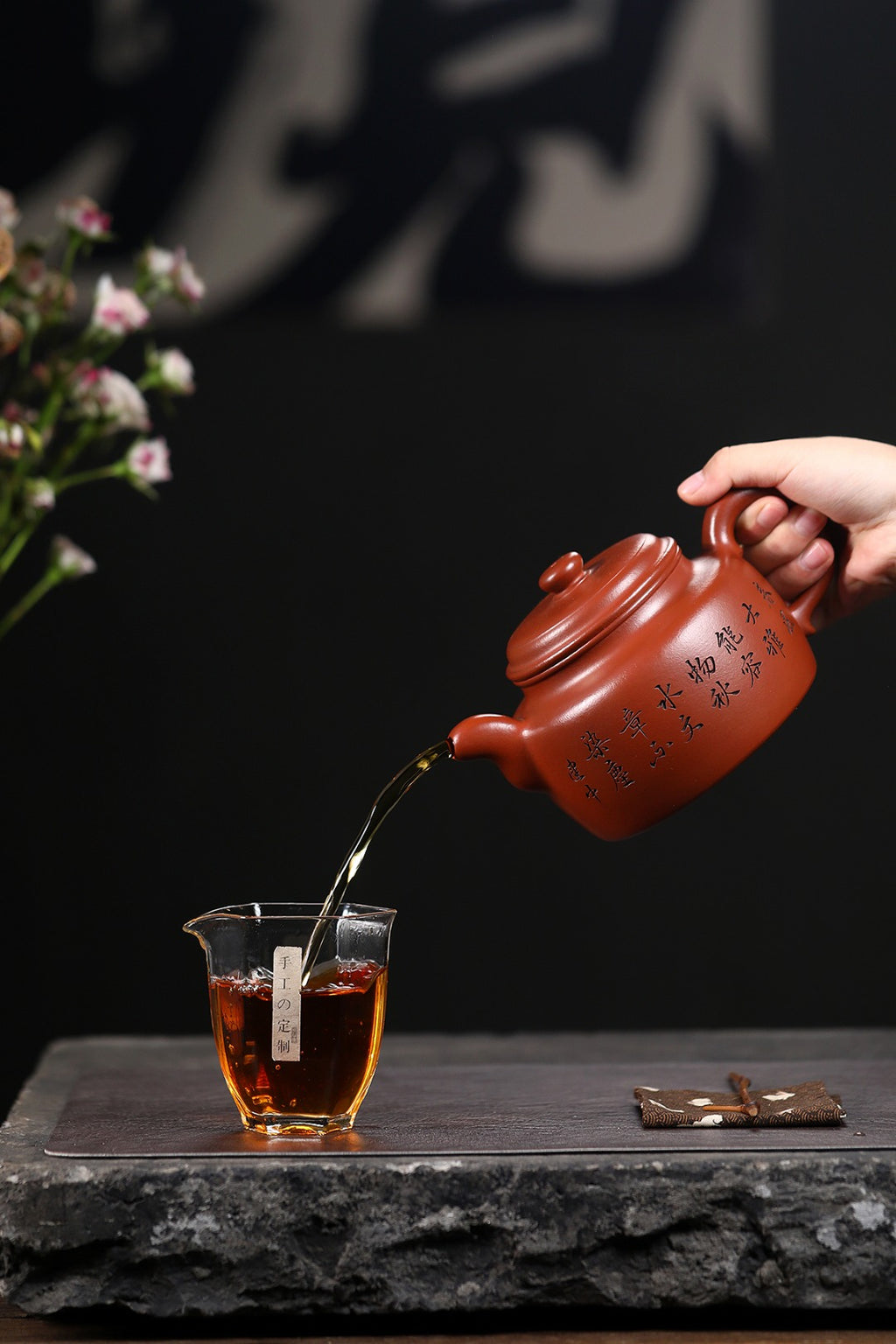 《大蕴德钟》 【作者简介】高建中 研究员级高级工艺美术师 正高级工艺美术师 正高级乡村振兴技艺师 【作品简介】原矿玉脂砂，750cc，并列101孔出水