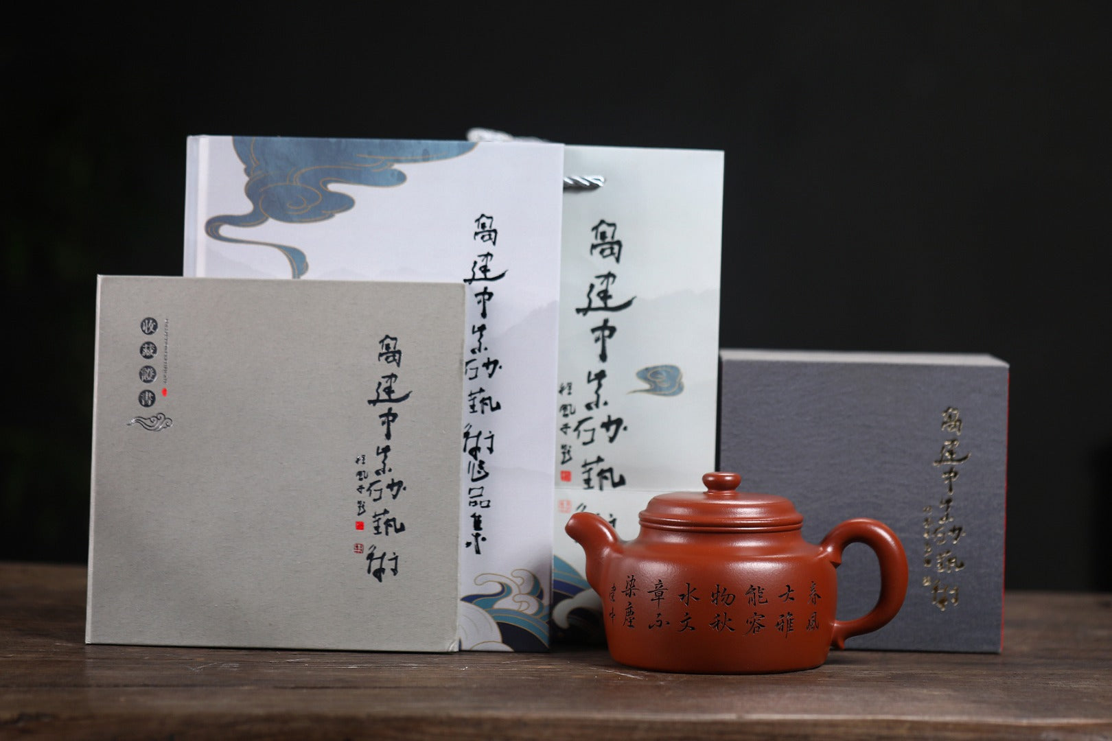 《大蕴德钟》 【作者简介】高建中 研究员级高级工艺美术师 正高级工艺美术师 正高级乡村振兴技艺师 【作品简介】原矿玉脂砂，750cc，并列101孔出水