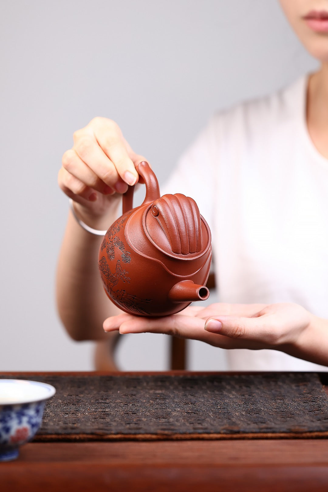 《念奴娇》 国家级工艺美术师 鲍玉华 装饰：李玮（江苏省陶瓷艺术大师，正高）原矿家藏红皮龙，330cc，菱形14孔出水