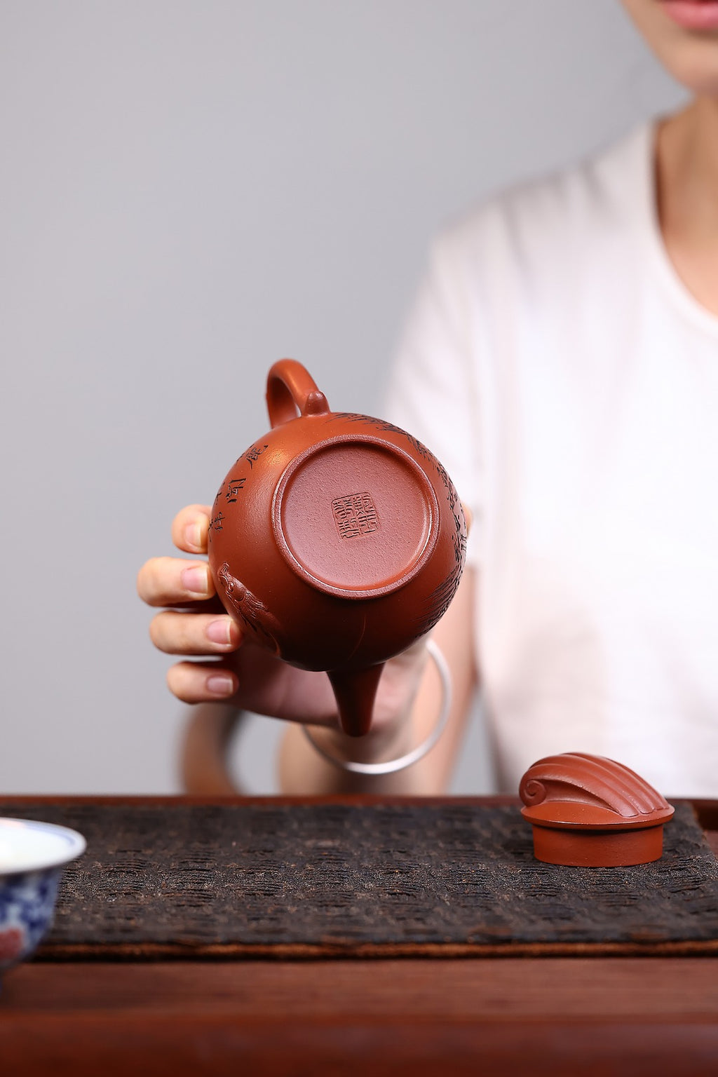《念奴娇》 国家级工艺美术师 鲍玉华 装饰：李玮（江苏省陶瓷艺术大师，正高）原矿家藏红皮龙，330cc，菱形14孔出水