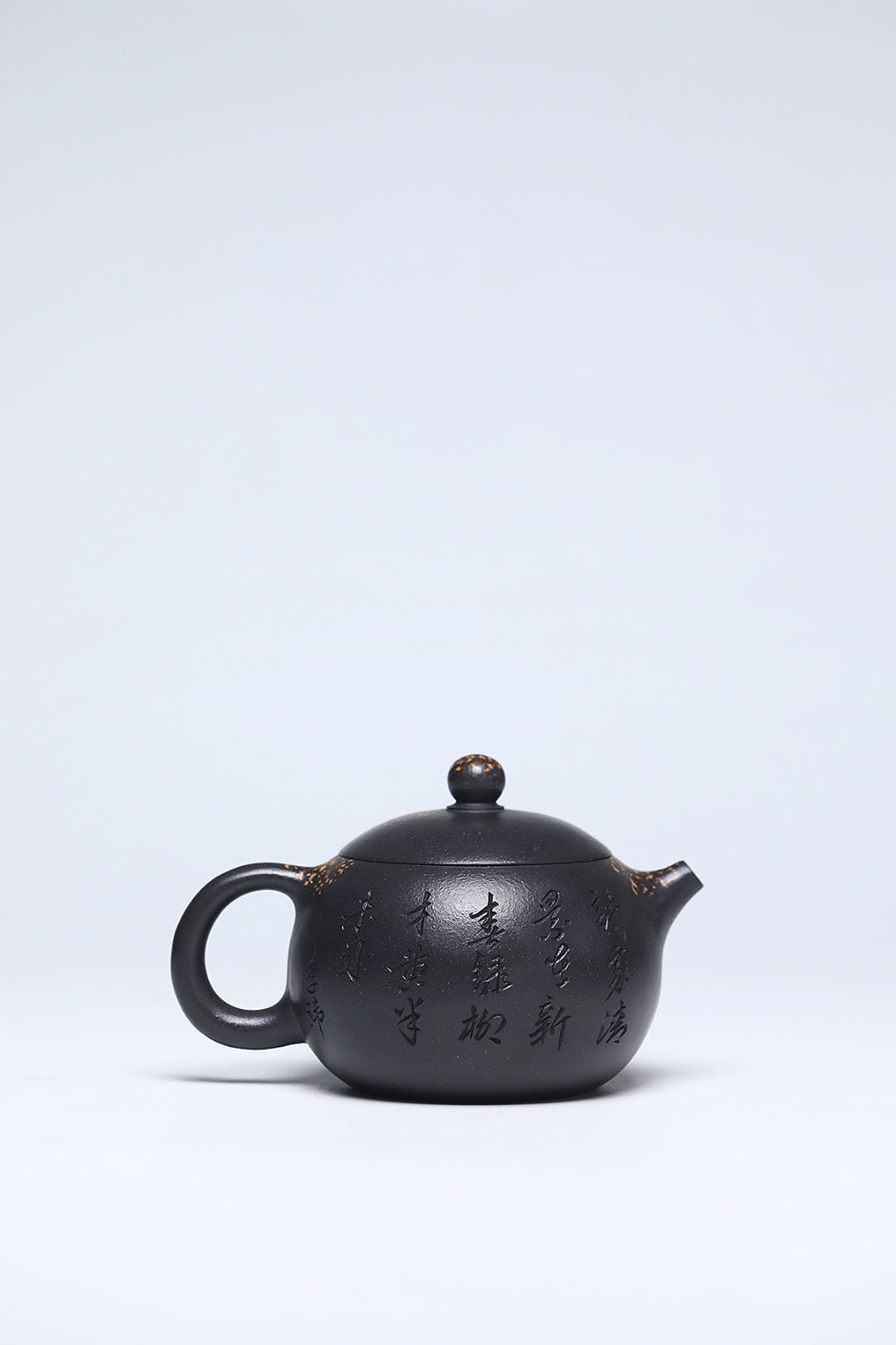 《江南西施》 作者简介：李玮 中国陶瓷设计艺术大师 江苏省陶瓷艺术大师 江苏省陶瓷艺术名人 正高级工艺美术师 无锡工艺美院正教授、艺术设计院院长 宜兴山水画协会副会长 徐悲鸿吴冠中画院特聘研究员 作品简介：海庚老天青泥，370cc，菱形14孔出水