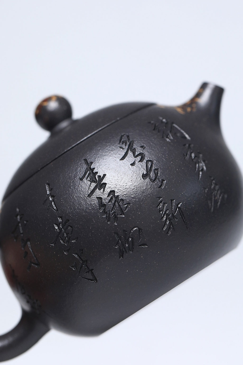 《江南西施》 作者简介：李玮 中国陶瓷设计艺术大师 江苏省陶瓷艺术大师 江苏省陶瓷艺术名人 正高级工艺美术师 无锡工艺美院正教授、艺术设计院院长 宜兴山水画协会副会长 徐悲鸿吴冠中画院特聘研究员 作品简介：海庚老天青泥，370cc，菱形14孔出水