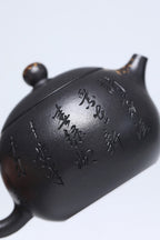 《江南西施》 作者简介：李玮 中国陶瓷设计艺术大师 江苏省陶瓷艺术大师 江苏省陶瓷艺术名人 正高级工艺美术师 无锡工艺美院正教授、艺术设计院院长 宜兴山水画协会副会长 徐悲鸿吴冠中画院特聘研究员 作品简介：海庚老天青泥，370cc，菱形14孔出水