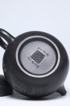 《江南西施》 作者简介：李玮 中国陶瓷设计艺术大师 江苏省陶瓷艺术大师 江苏省陶瓷艺术名人 正高级工艺美术师 无锡工艺美院正教授、艺术设计院院长 宜兴山水画协会副会长 徐悲鸿吴冠中画院特聘研究员 作品简介：海庚老天青泥，370cc，菱形14孔出水