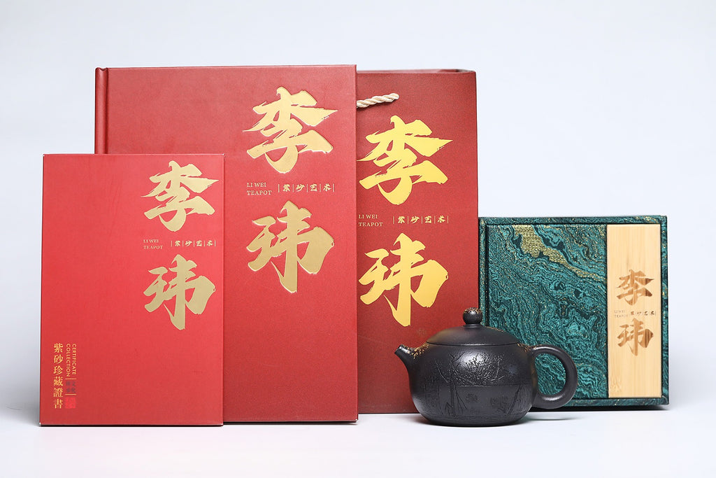 《江南西施》 作者简介：李玮 中国陶瓷设计艺术大师 江苏省陶瓷艺术大师 江苏省陶瓷艺术名人 正高级工艺美术师 无锡工艺美院正教授、艺术设计院院长 宜兴山水画协会副会长 徐悲鸿吴冠中画院特聘研究员 作品简介：海庚老天青泥，370cc，菱形14孔出水