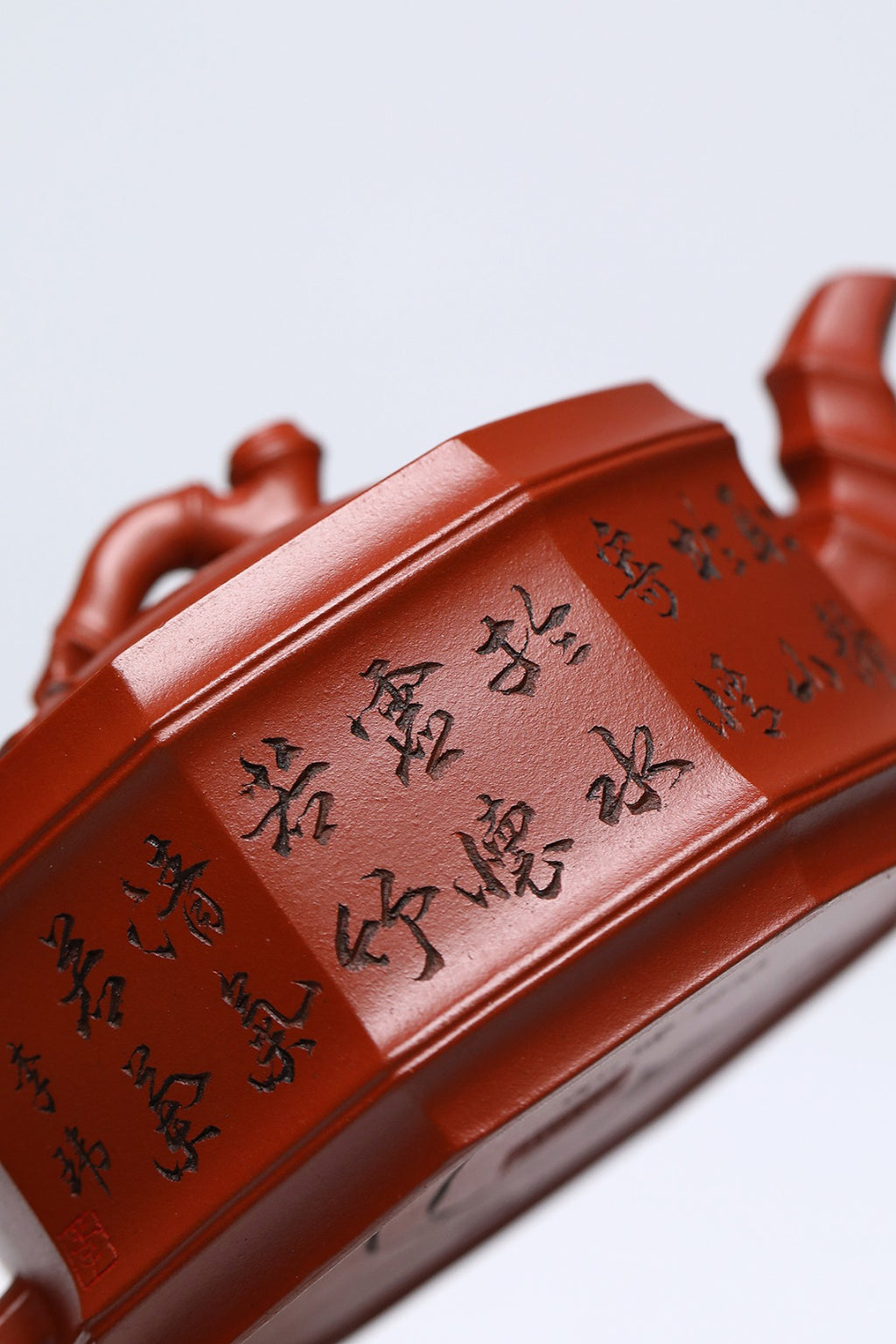 《八方竹节》 作者简介：李玮 中国陶瓷设计艺术大师 江苏省陶瓷艺术大师 江苏省陶瓷艺术名人 正高级工艺美术师 作品简介：原矿黄龙山老红泥，410cc，菱形14孔出水