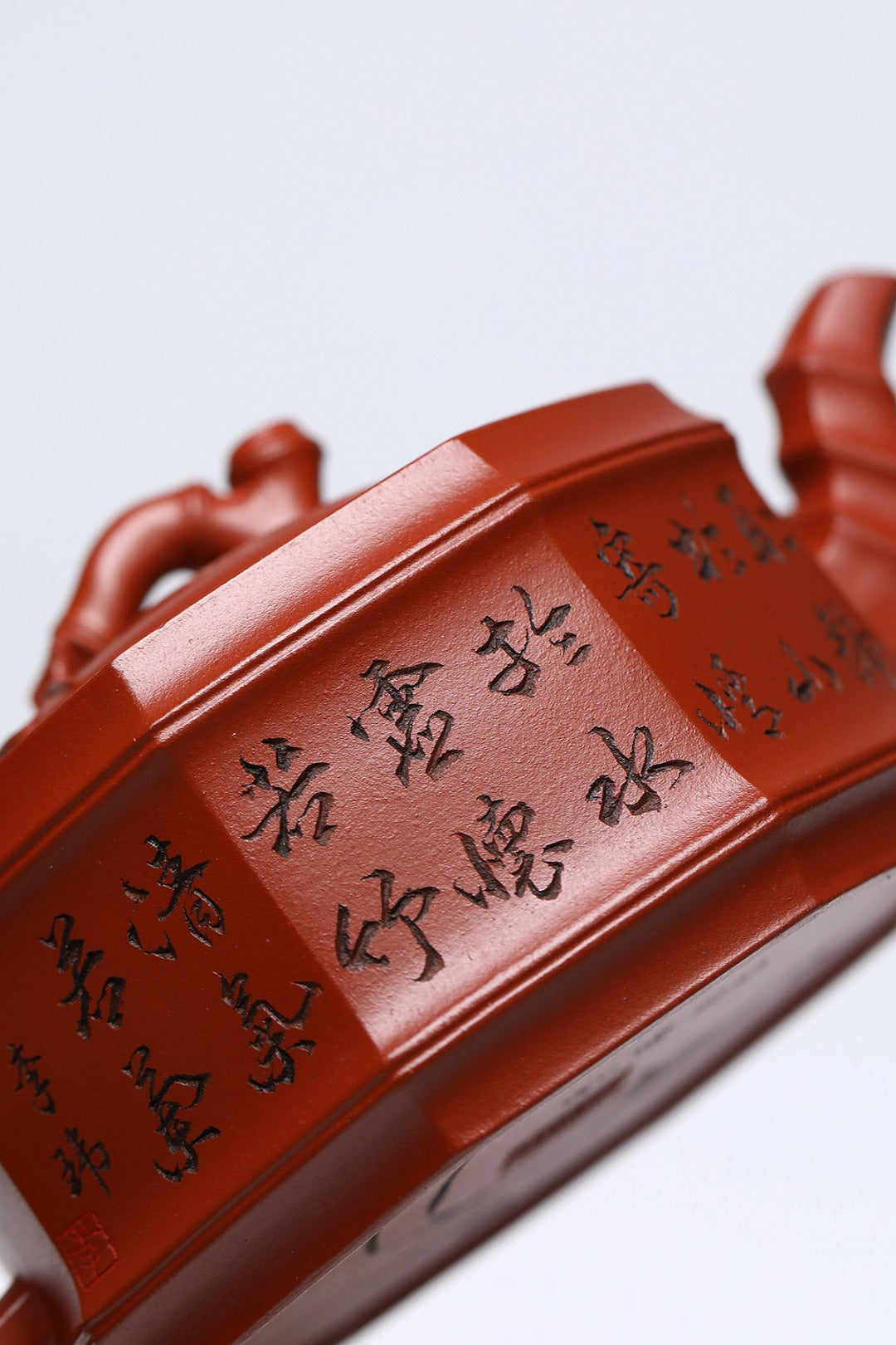 《八方竹节》 作者简介：李玮 中国陶瓷设计艺术大师 江苏省陶瓷艺术大师 江苏省陶瓷艺术名人 正高级工艺美术师 作品简介：原矿黄龙山老红泥，410cc，菱形14孔出水