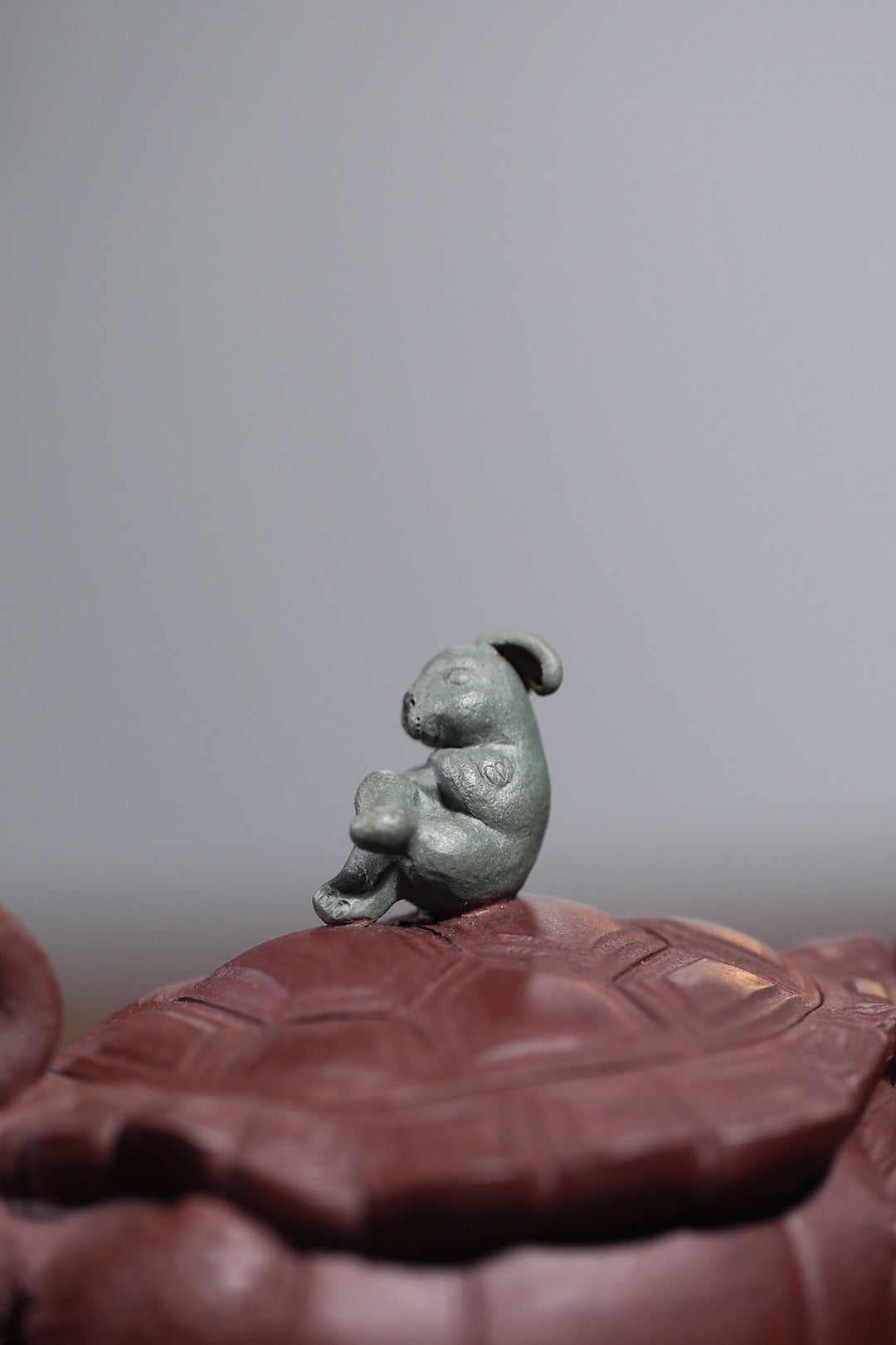 《龟兔赛跑》 作者简介：高建中 研究员级高级工艺美术师&nbsp; 正高级工艺美术师 正高级乡村振兴技艺师 作品简介：原矿老紫泥，150cc，口杯60cc，菱形14孔出水