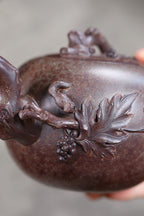 《松鼠葡萄》 徐孝奎 1935年生人，92岁紫砂元老，从业77年！ 原矿大彬红玉砂，450cc，菱形14孔出水