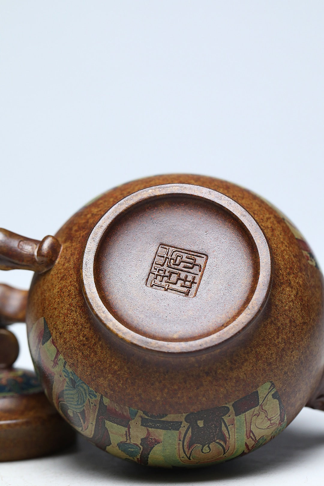 《玉兔追月》 作者简介：李玮 中国陶瓷设计艺术大师 江苏省陶瓷艺术大师 江苏省陶瓷艺术名人 正高级工艺美术师 作品简介：原矿大吉羊龙窑柴烧翡翠金砂，370cc，菱形14孔出水