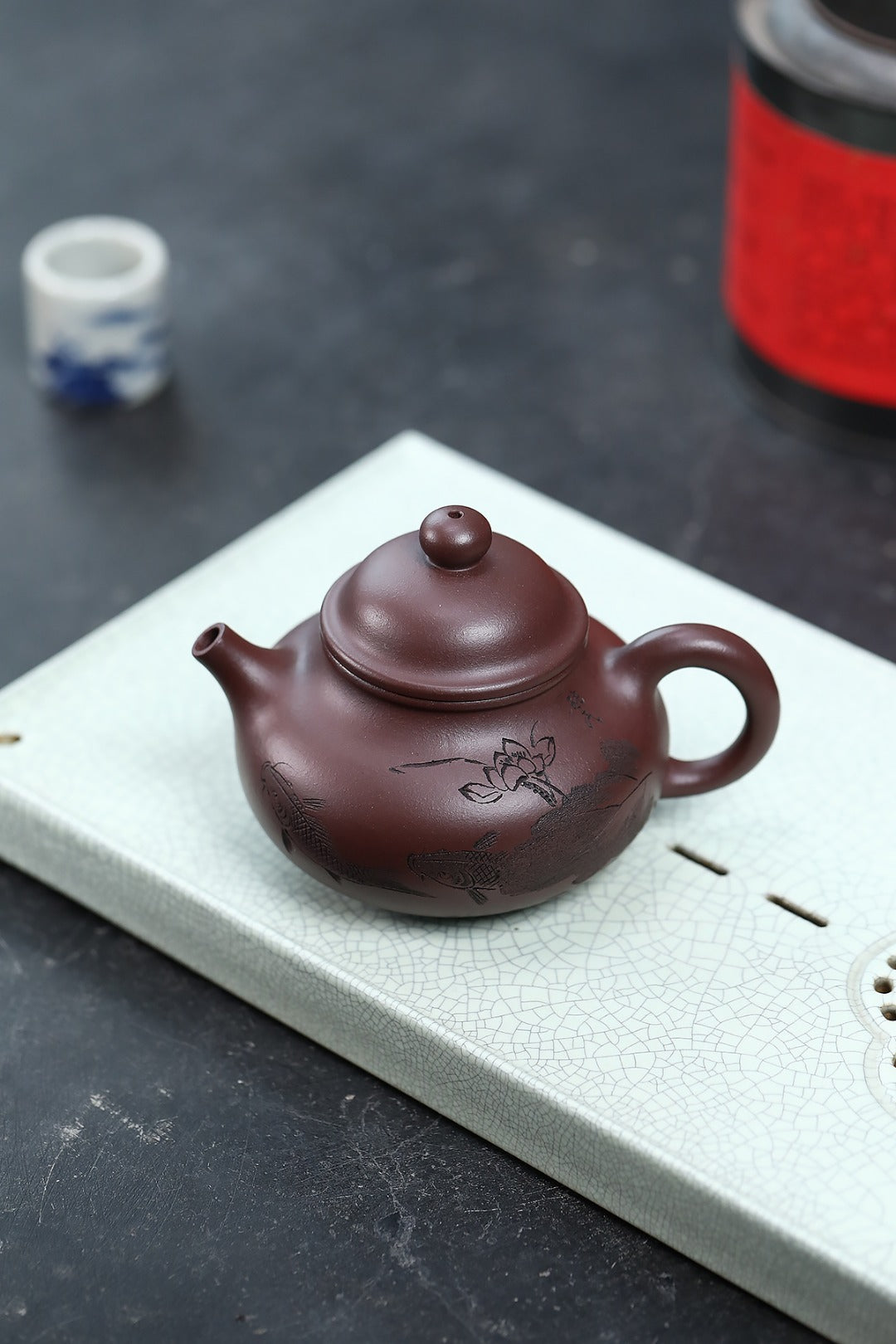 《容天》 国家级工艺美术师 鲍玉华 装饰：李玮（江苏省陶瓷艺术大师，正高）原矿老紫泥，230cc，菱形9孔出水
