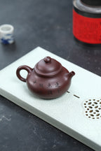 《容天》 国家级工艺美术师 鲍玉华 装饰：李玮（江苏省陶瓷艺术大师，正高）原矿老紫泥，230cc，菱形9孔出水