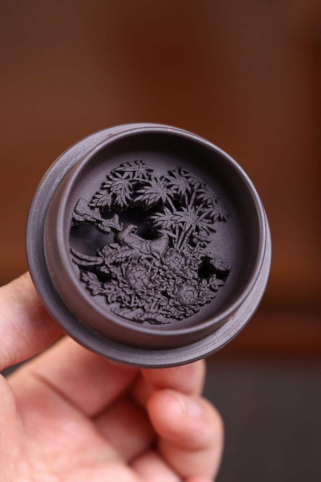 《灵猴献寿》 国家级工艺美术师 鲍玉华 装饰：李玮（江苏省陶瓷艺术大师，正高）原矿家藏深井紫泥，280cc，菱形14孔出水