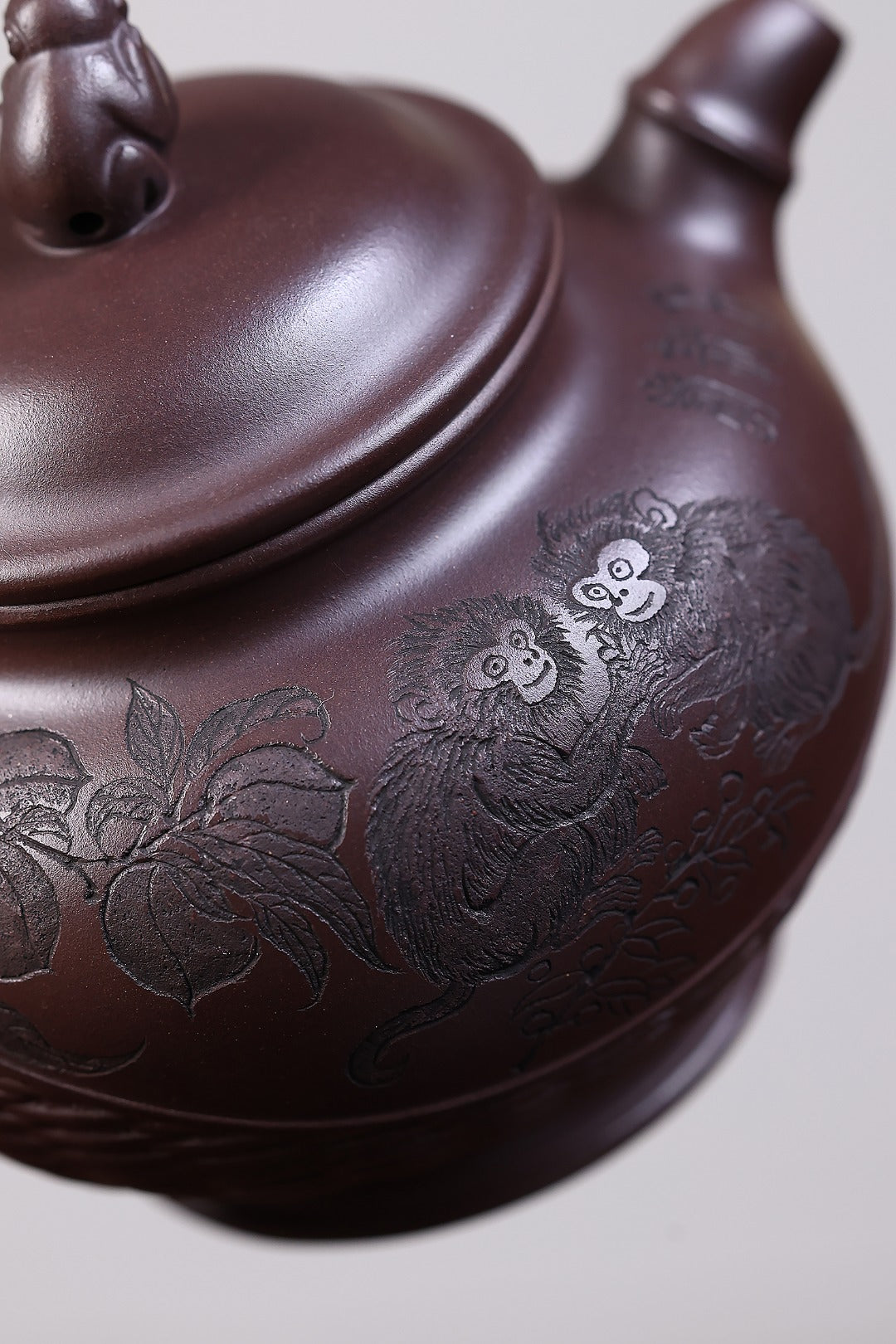 《灵猴献寿》 国家级工艺美术师 鲍玉华 装饰：李玮（江苏省陶瓷艺术大师，正高）原矿家藏深井紫泥，280cc，菱形14孔出水