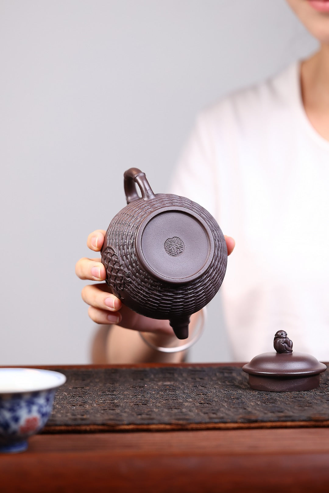 《灵猴献寿》 国家级工艺美术师 鲍玉华 装饰：李玮（江苏省陶瓷艺术大师，正高）原矿家藏深井紫泥，280cc，菱形14孔出水