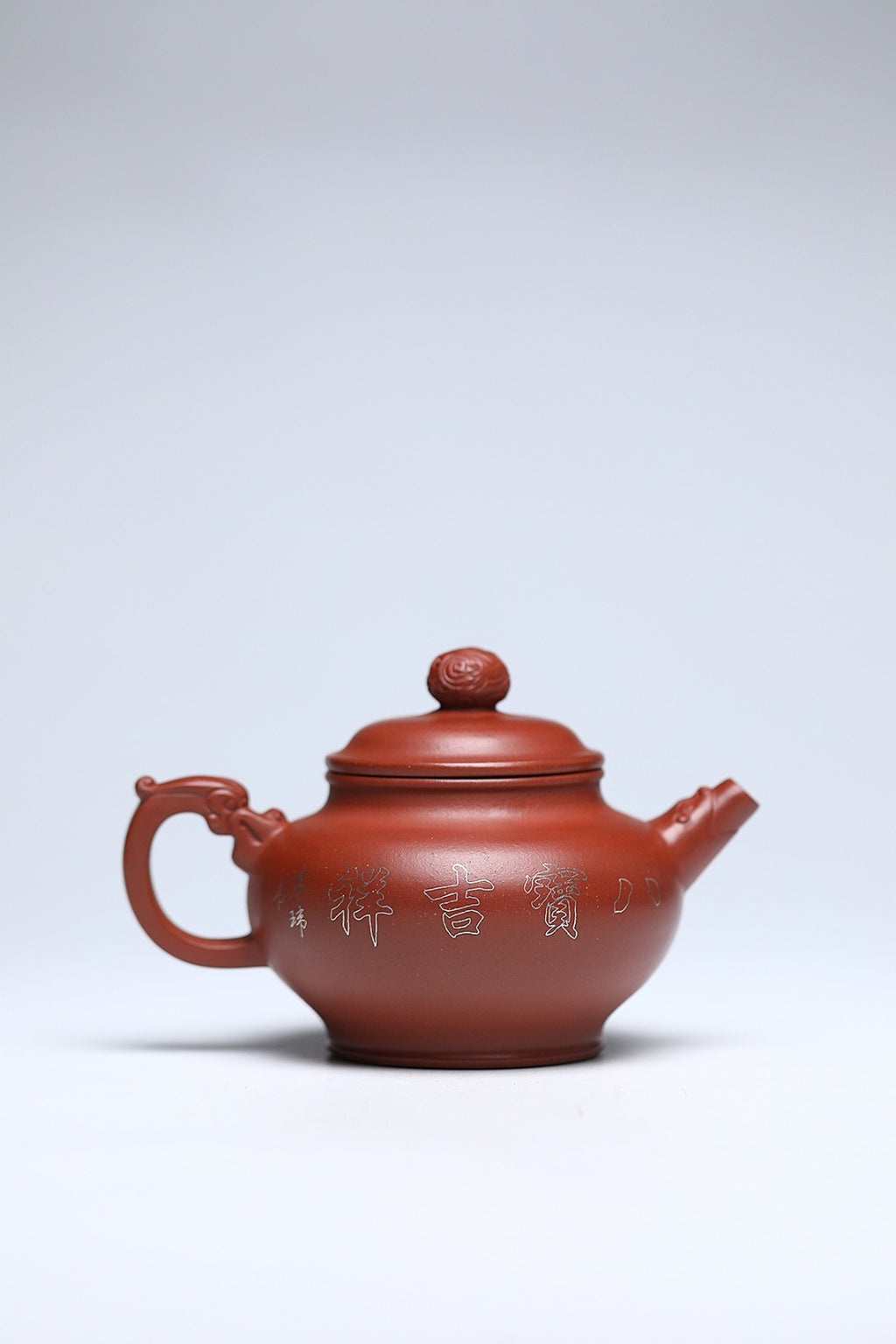 《八宝盘龙》 作者简介：李玮 中国陶瓷设计艺术大师 江苏省陶瓷艺术大师 江苏省陶瓷艺术名人 正高级工艺美术师 作品简介：原矿82年四号井头槽底槽清，330cc，菱形9孔出水