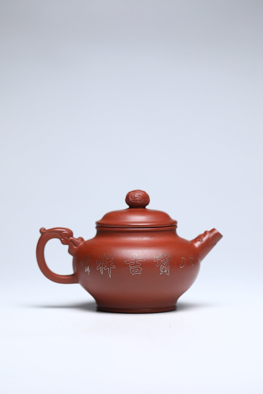 《八宝盘龙》 作者简介：李玮 中国陶瓷设计艺术大师 江苏省陶瓷艺术大师 江苏省陶瓷艺术名人 正高级工艺美术师 作品简介：原矿82年四号井头槽底槽清，330cc，菱形9孔出水