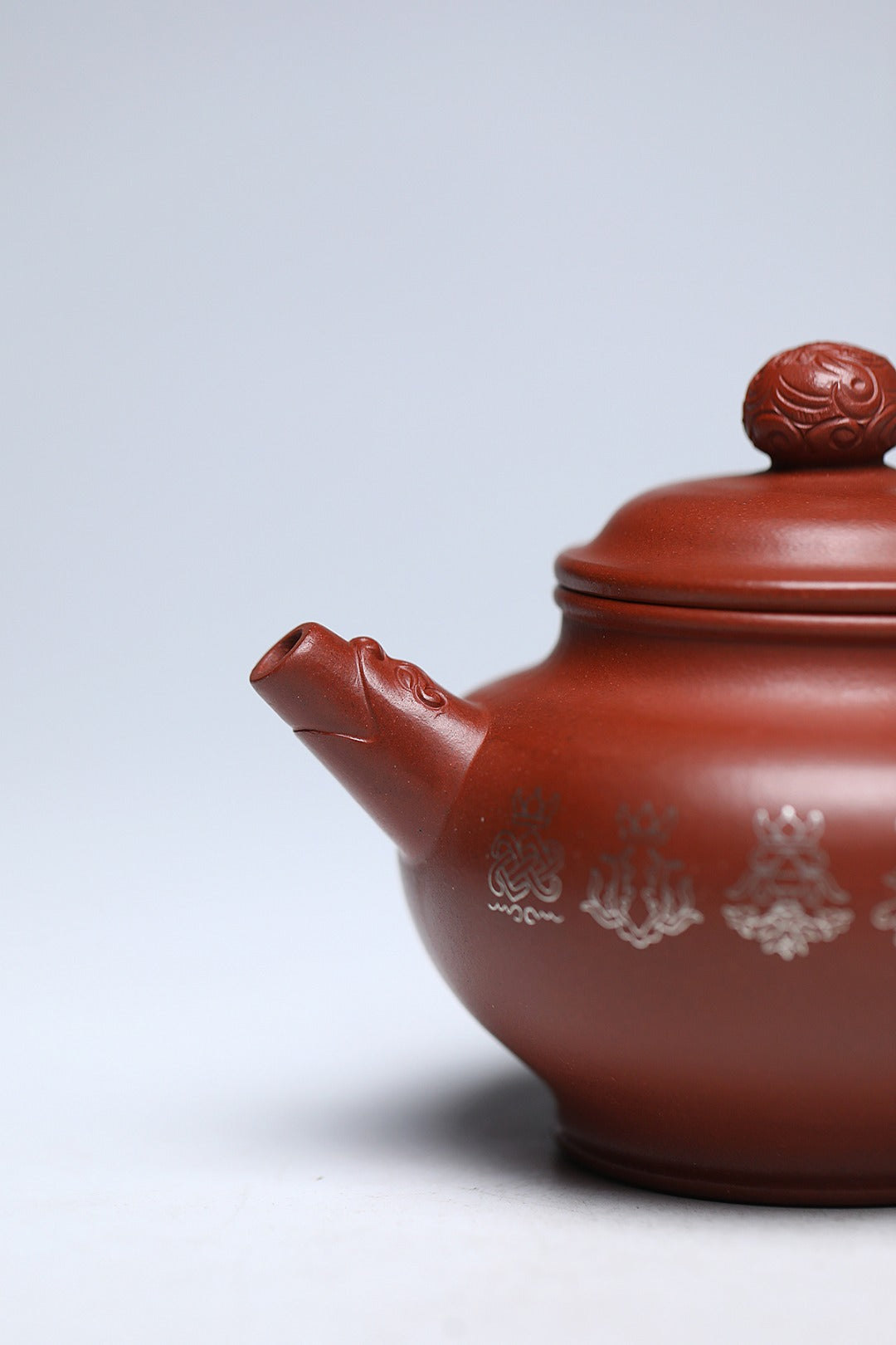《八宝盘龙》 作者简介：李玮 中国陶瓷设计艺术大师 江苏省陶瓷艺术大师 江苏省陶瓷艺术名人 正高级工艺美术师 作品简介：原矿82年四号井头槽底槽清，330cc，菱形9孔出水